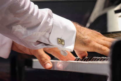 El pianista José Agustín Sánchez toca durante la campaña Desinfección Musical. JOHNNY PARRA