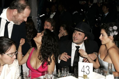 Harvey Weinstein habla con Salma Hayek en una fiesta, junto a Robert Rodríguez y Penélope Cruz, en el 2005.