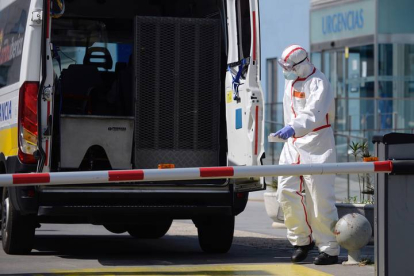Un conductor de ambulancia trabajando a las puertas del Hospital Campo Grande de Valladolid. NACHO GALLEGO