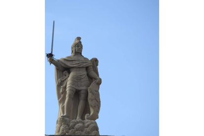 Estatua de Don Pelayo que corona el arco de Puerta Castillo. SECUNDINO PÉREZ