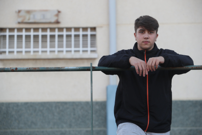 Adrián Méndez, en el patio del IES La Gándara de Toreno. L. DE LA MATA