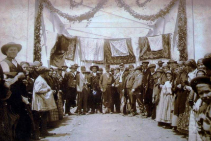 Instantánea de la inauguración del puente de hierro en 1895 .En la parte central posan el alcalde de Carrizo, el Gobernador y el Ingeniero que hicieron posible su construcción rodeados de algunos vecinos del pueblo. DL