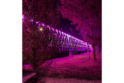 El puente se ilumina de colores. RAMIRO