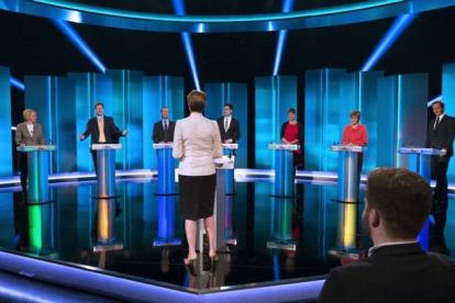 De izquierda a derecha, Natalie Bennett (Verdes), Nick Clegg (Liberal Demócratas), Nigel Farage (UKIP), Ed Miliband (Partido Laborista), Leanne Wood (Plaid Cymru), Nicola Sturgeon (SNP) y David Cameron (Partido Conservador ), durante el único debate telev