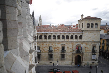 Vista del Palacio de los Guzmanes, sede de la Diputación provincial, desde el Edificio Botines. RAMIRO