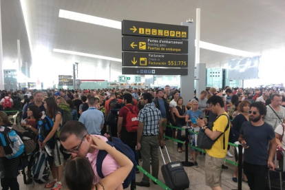 Colas en el Aeropuerto de El Prat este domingo, día en el que se han retomado los pares parciales de los empleados de seguridad