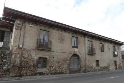 La Casa Ucieda-Osorio de Camponaraya se ubica en la calle principal, en pleno Camino. L. DE LA MATA