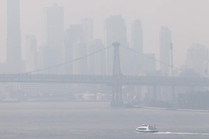 El humo cubre la bahía de Nueva York. JUSTIN LANE