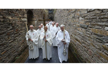 Un momento de la marcha de la Coral Gregoriana entre los muros del monasterio de Montes. ANA F. BARREDO