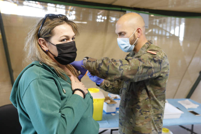 Un enfermero del Ejército de Tierra vacunando ayer en León. MARCIANO PÉREZ