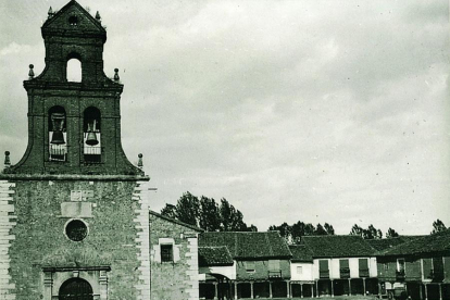 Imagen de Pepe Gracia de la iglesia de Santa Ana y las casas con soportales.