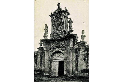 La portada barroca de la Real Fábrica de Tejidos, que después fue hospicio, está 'adosada' a la Audiencia Provincial.