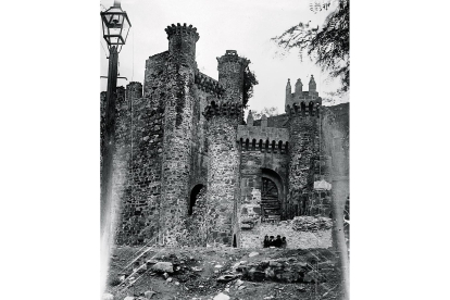Imagen del ingeniero Gustavo Luzzatti del castillo de Ponferrada tomada a finales del XIX o principios del XX.