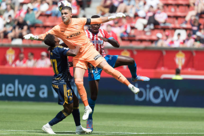 Yuri y Adri Castellano celebran uno de los goles ayer en El Molinón en la despedida de la Deportiva de la división de plata. Ambos marcaron ayer. AURELIO FLÓREZ