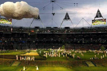 La campiña inglesa reproducida en el Estadio Olímpico, incluyendo un globo en forma de nube. DAMIR SAGOLJ | REUTERS