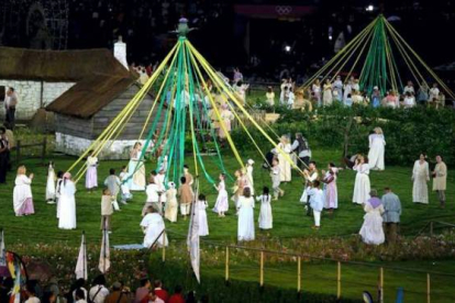 Un grupo de campesinos bailan una danza de cintas, al principio de la ceremonia. PHIL NOBLE | REUTERS