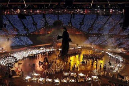 Un títere gigante representando al malvado Voldemort de las aventuras de Harry Potter, en la ceremonia. IVAN SECRETAREV | AP