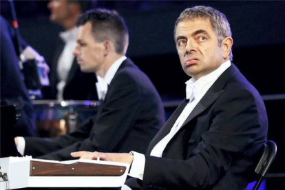 El actor cómico Rowan Atkinson, en su papel de Mister Bean, durante su actuación en la ceremonia de inauguración. KAI PFAFFENBACH | REUTERS