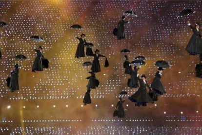 Una lluvia de Mary Poppins desciende sobre el Estadio en un momento de la ceremonia. MIKE BLAKE | REUTERS