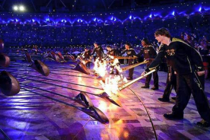 Momento del encendido del pebetero, en el centro del estadio. LEON NEAL | AP