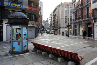 Vista de una calle vacía del centro de Oviedo, este miércoles. J.L.CEREIJIDO