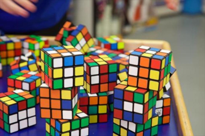 Cubos de Rubik en una tienda de Suffolk (Reino Unido).