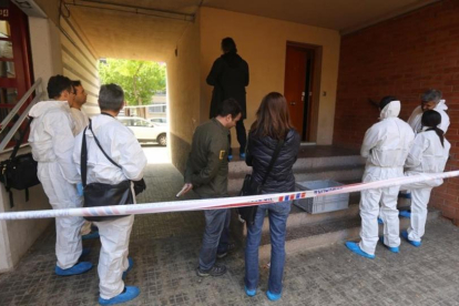 La unidad científica de los Mossos llega al domicilio en el que se ha producido el doble homicidio.