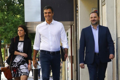 Pedro Sánchez, acompañado de Adriana Lastra y José Luis Ábalos, a su llegada este miércoles a la sede del PSOE.