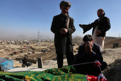 Tres hombres lloran ante el cadáver de un familiar en Kabul. JAWAD JALALI