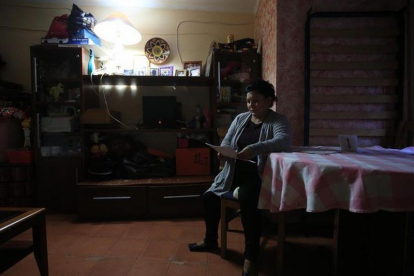 Mujer en situación de pobreza energética, en L'Hospitalet de Llobregat.