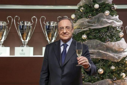El presidente del Real Madrid, Florentino Pérez, felicita la Navidad a los socios del Madrid, en el 2015.