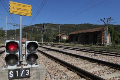 Paso del ferrocarril por Torre del Bierzo. ANA F. BARREDO