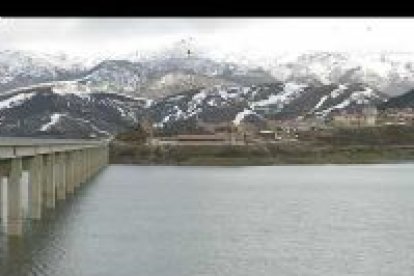 Imagen panorámica del pantano de Riaño y de las montañas de Picos de Europa cubiertas de nieve