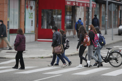Varias personas caminan por el centro de León. JESÚS F. SALVADORES