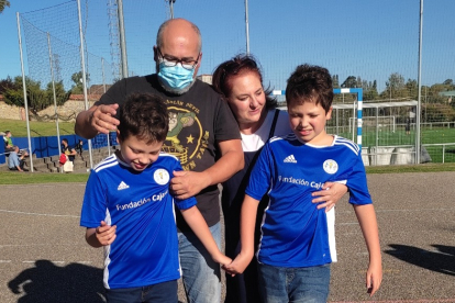 Nacho y su hermano Francisco se desplazan todas las semanas hasta Oviedo para jugar al fútbol en un equipo para niños con discapacidad. DL
