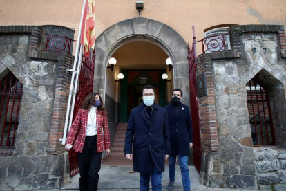 Laura Vilagrà, Pere Aragonés y Roger Torrent ayer tras visitar a Carme Forcadell en la cárcel de Wad-Ras, en Barcelona. QUIQUE GARCÍA