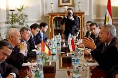 El ministro de Asuntos Exteriores, Miguel Ángel Moratinos, conversa con su homólogo egipcio, Ahmed A