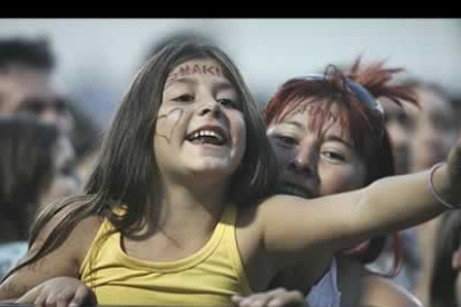 Pequeños y grandes. Público de todas las edades se congregó en el estadio leonés de fútbol para no perderse el concierto del año en la ciudad.