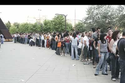 Cientos de personas se concentraron en las puertas de estadio Antonio Amilivia horas antes del comienzo del concierto con el fin de ocupar uno de los puestos cercanos al escenario y poder asi ver a su ídolo de cerca. Desde por la mañana, los jovenes ya esperaban en el exterior del campo, forrado con una espectacular alfombra azul.