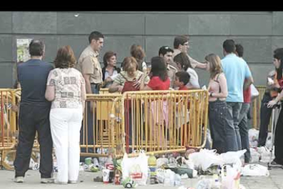 Una de las caras más desagradables de este tipo de acontecimientos son las cantidades de basura que se genera por parte de las personas que esperan durante horas para entrar al recinto.