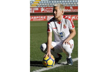El centrocampista internacional japonés Yosuke Ideguchi
