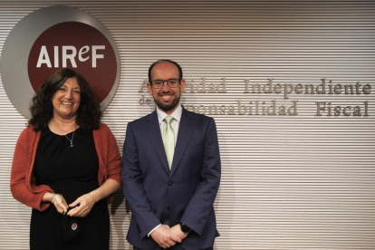 Ignacio Fernández-Huertas, director de la División de Análisis Presupuestario, y Esther Gordo. SERGIO PÉREZ