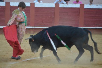 El Luri da un pase en la faena que le hizo al quinto novillo de la tarde.