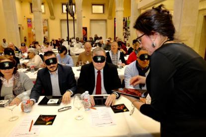 El alcalde y el resto de participantes en la cata a ciegas de cecina