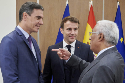 Pedro Sánchez, Macron y António Costa conversan ayer en Bruselas. HORST WAGNER