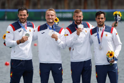 De izquierda a derecha, Saúl Craviotto, Marcus Walz, Carlos Arévalo y Rodrigo Germade de España posan con la medalla de plata. FERNANDO BIZERRA