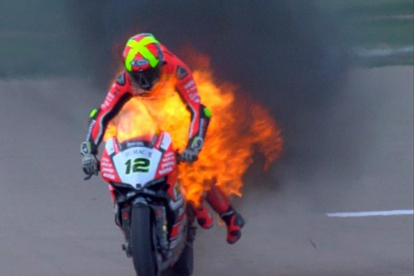 Xavi Fores, con la moto en llamas.