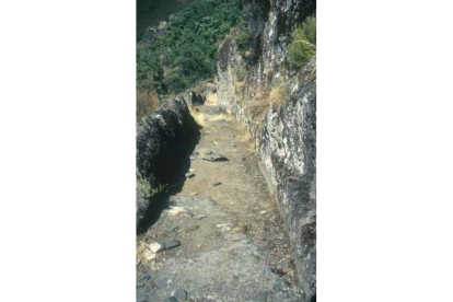 Detalle de uno de los canales mineros existentes en el valle del Cabrera. EMILIO CAMPOMANES ALVAREDO