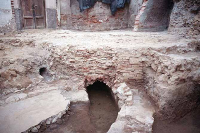 Continuación del canal hacia la muralla, donde salía a través de una bóveda practicada en su núcleo. EMILIO CAMPOMANES ALVAREDO