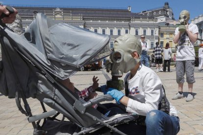 Imagen de un niño ucraniano con mascarilla antigas. SERGEY DOLZHENKO